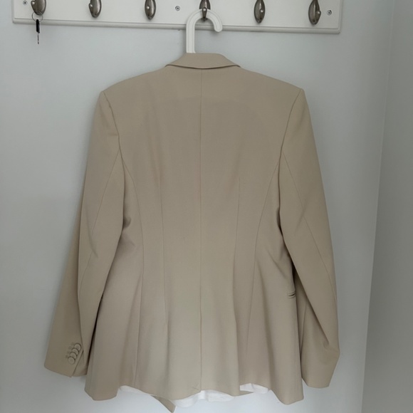 Nearly new cream jacket and t-shirt - Picture 3 of 6